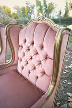 Tuft details on pink velvet chair