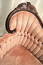 Details on pink velvet settee with tufts
