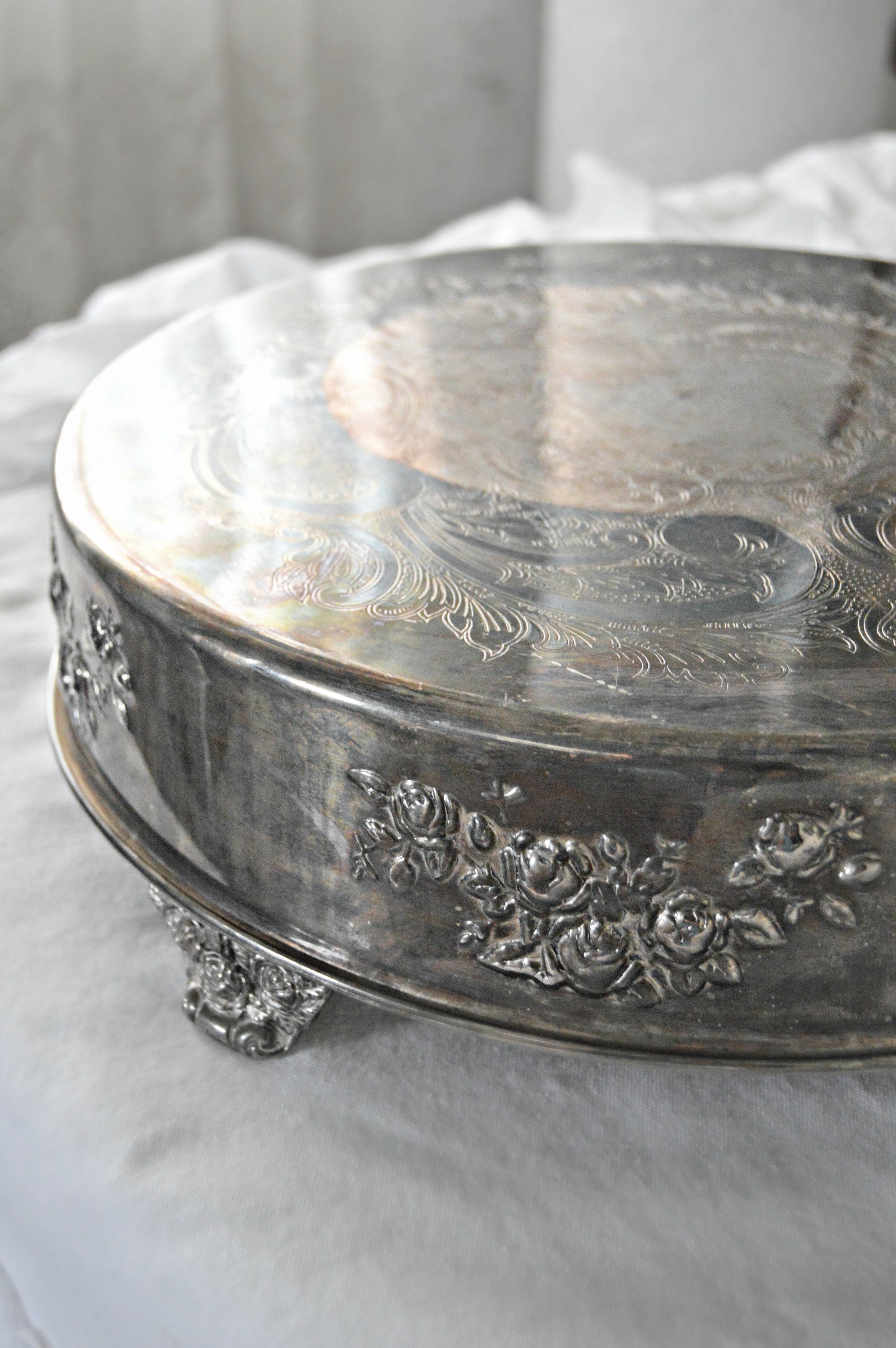 Silver wedding cake stand 16 round | Honestweddingadvice.com